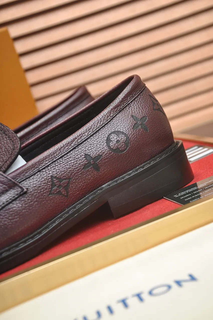 Men's men's shoes 💰460💶 [LV] (all high-end sheep lining) 🍀LV's latest genuine leather business suit shoes are launched simultaneously on the official website. The first-layer cowhide imported from Italy is made of heavy gold, 💥official website 1:1 rubber outsole. Versatile to wear, high-end without losing class, and the color combination is extraordinary. This four-season style is alluring when worn on your feet, showing off your big-name flair. Standard code 38-45 (45 customized)